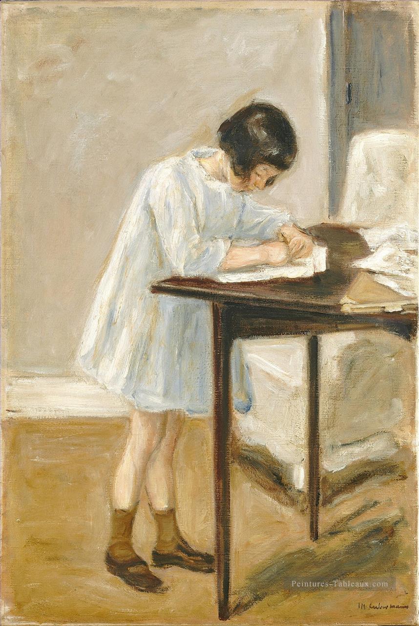 la petite fille de l’artiste à la table 1923 Max Liebermann impressionnisme allemand Peintures à l'huile